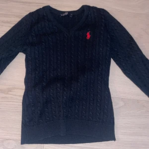 Ralph lauren mörk blå cable knit tröja storlek M passar som S - Pris kan diskuteras 