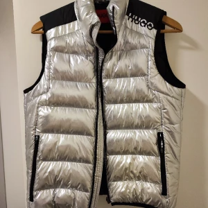 Hugo Boss Väst  - Hugo Boss Väst Chrome  Strl: M  Skick: 10/10 