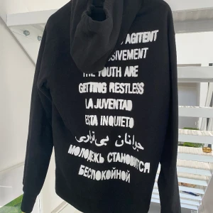 Svart Supreme hoodie  - Säljer min snygga och sällsynta Supreme hoodie som släpptes i ett av deras limiterade dropp! Säljes för ett schysst pris då jag växt ur den😃  Hoodien är av mycket bra skick då den köptes i fel storlek och är därför typ som ny!