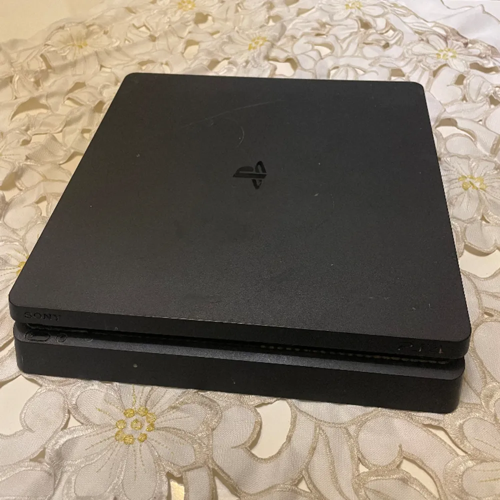 En svart  PS4 slim i bra skick. . Övrigt.