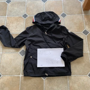 Moncler windbreaker - Säljer nu min moncler windbreaker då jag känner att jag måste uppdatera garderoben! Priset kan diskuteras vid snabb affär!