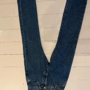 Säljer dessa 501 Levi’s jeans i storlek 29/32, jeansen är i 9/10 skick. Bara kontakta mig vid frågor!