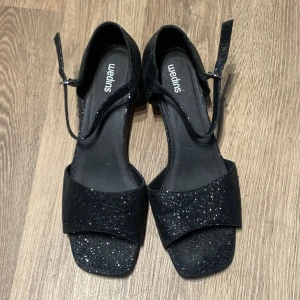 Glittriga klackskor - Glittriga klackskor i svart! 