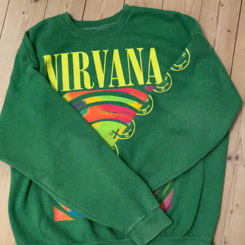 Tja, säljer denna eftertraktade Nirvana tröjan från Urban Outfitters. Nypris runt 1000 efter tullavgifterna. Säljer billigt då jag vill bli av med den. Inga defekter alls. Väldigt oversised och cozy. . Hoodies.