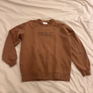  Brun tröja  - Brun vailent tröja köpt på carlings. Storlek S och bra skick.