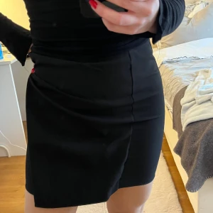Svart kjol - Svart kjol med superfin detalj från Bik Bok, prislappen kvar, storlek XS