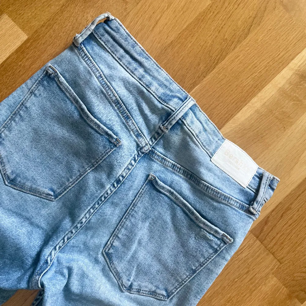 Ljusa jeans från Bershka, storlek 36. Väldigt fint skick då jag endast använt dom enstaka gånger.. Jeans & Byxor.