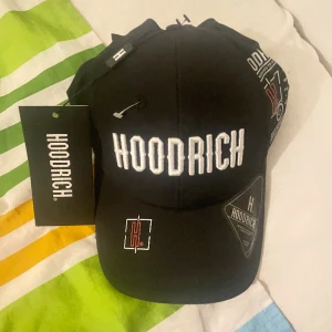 Hoodrich keps till salu - Säljer en Hoodrich keps för 200kr Helt ny och oanvänd direkt från London.