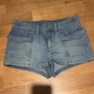 Shorts - Jätte gulliga shorts, knappt använt de, kan mötas upp i Stockholm annars kan man köpa genom köp nu 