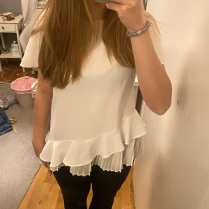 Super fin blus från zara - Säljer denna vita volang blusen från zara!! Den är i super bra skick och är i storlek s!!