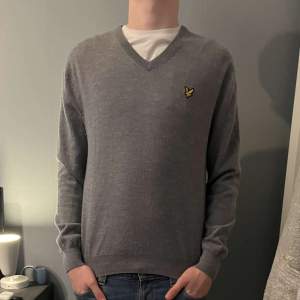 En grå lyle & scott tröja som e v-ringad, skriv vid frågor eller intresse