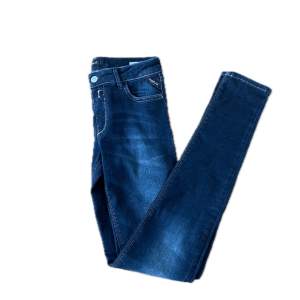 Säljer dessa sjukt feta replay jeans, modellen är skinny fit men vid längden 152-158 så sitter dem som slim fit! Dem har inga defekter och har därmed skicket 10/10!
