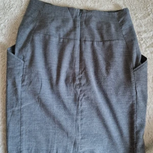 Kjol - Grå kjol storlek 38 passar till 36 också