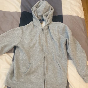 Polo Ralph lauren zip - Hej Säljer nu min fina Polo Ralph Lauren zip då jag inte använder den längre den är i ett fint skick. Den är köpt på NK och kvitto finns. Har du några frågor, tveka inte på att fråga