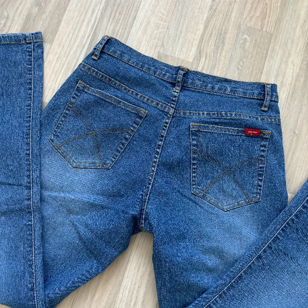 Vintage jeans från märket b-Young. Midjemått rakt över 35cm, innebenslängd 72cm. Passar mig som är Xs/s och 160cm. . Jeans & Byxor.
