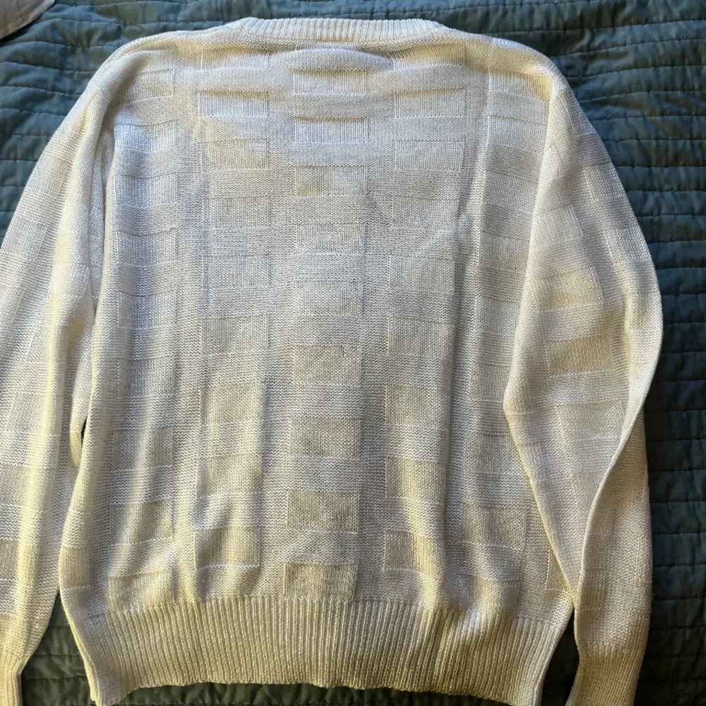 En riktigt snygg lacost tröja i en riktigt fin färg. Gott som ny säljer pga att den är lite för liten för mig. Tröjor & Koftor.