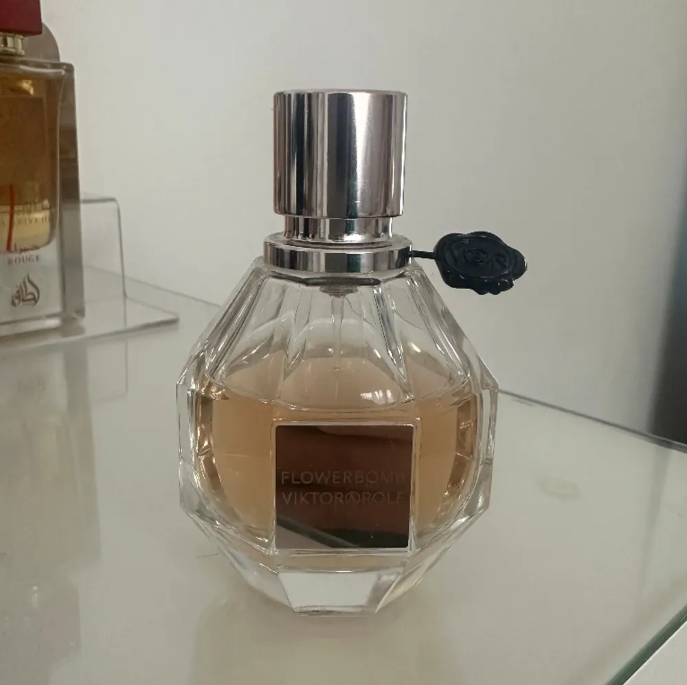 Säljer min parfym från viktor&rolf, mer än halva kvar, nypris 1250, mitt pris 700kr🌸. Perfume.