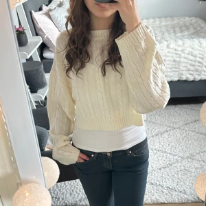 vit stickad tröja - kort stickad tröja, jättemjuk. lite utsvängda ärmar😍