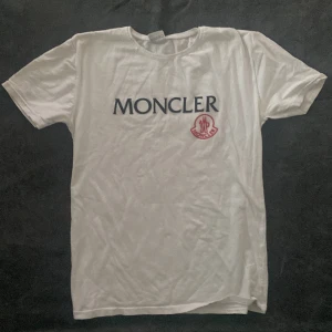 Moncler t-shirt  - Väldigt fin t-shirt liten i storleken har använt den några gånger ,skickar ej den i post 
