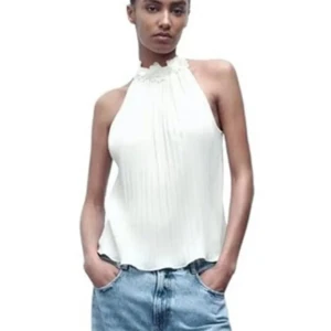 Zara topp - Så fin zara topp💕💕 Halterneck med blommor på kragen i storlek S! Endast använd 1 gång men kommer tyvärr inte till användning. Skriv vid funderingar eller fler bilder 🤩finns inte kvar på hemsidan, köpt förra året! 