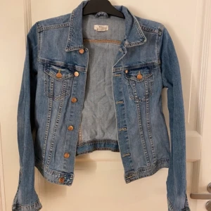 Jätte fin jeans jacka! - Passar perfekt till vår och sommaren!