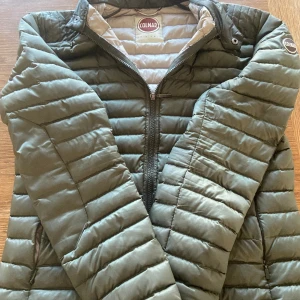 Colmar jacka - En grymt snygg Colmar jacka! Passar perfekt nu tilll våren som närmar sig. Bra skick! Storlek M