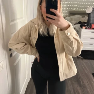 Beige jacka - Från pull&bear i storlek S! 🫶