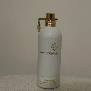 Montale Mukhallat - Montale Paris Mukhallat parfym i 100 ml. Doftnoter: Jordgubb, vanilj, mandel och mysk. Sprutad 2 gånger i samband med köp, annars inte använd. Nypris ca 1100. 