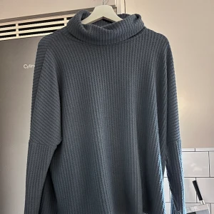 Stickad ull tröja  - Storlek L,slits på sidorna 