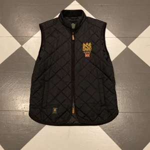 Morris väst  - Fet Morris väst med Manchester detlajer🍾  Org pris -2000kr mitt pris är 449kr 💼