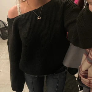 Stickad tröja med detalj - Svart stickad tröja med öppen rygg! Osäker på storlek men skulle säga en S, finns dock ingen lapp i 