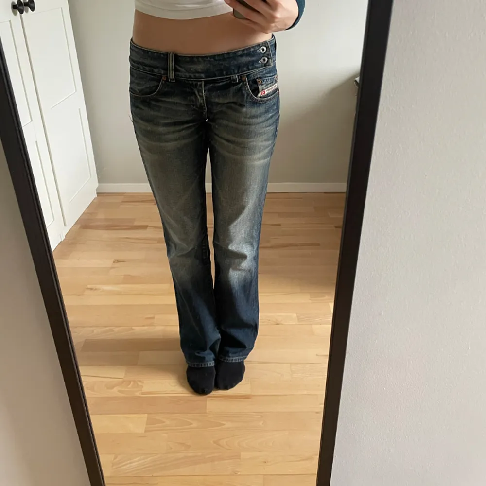 Ett par snygga diesel jeans i rätt bra skick. De är lågmidjade och passar mig som är 170 och en S/M, skriv för exakta mått💞. Jeans & Byxor.