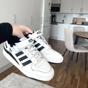 Adidas forum low - Adidas forum low i svart. Storlek 40. Köptes i slutet av sommaren 2023, använts några gånger men de är fortfarande fräscha och vita. Nypris 1 349, säljer för 900!! Original kartongen finns kvar! Skriv för fler bilder🩷