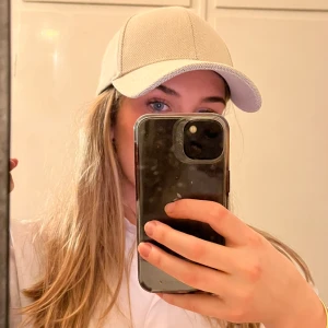 By malina keps  - Fin beige keps från by Maila Sparsamt använd men har lossnat lite i sömmen baktill (se bild 3) Ord pris 800kr