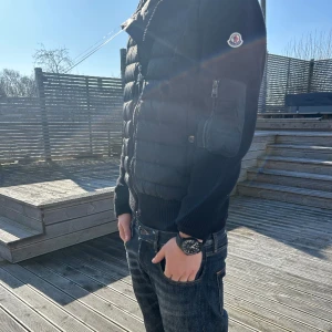 Moncler cardigan  - Säljer nu min moncler cardigan då jag inte använder den lika ofta, så klart äkta Inga defekter Skick: 9/10 Bara att höra av sig om det är något mer Mvh Leo