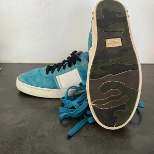 Valentino flycrews - Hej, säljer nu dessa valentino skorna som är perfekta för våren, säljs i den eftertraktade färgen ljus blå. Skick avgör själv genom bilderna. Storlek 42-saknar innersulor Pris kan diskuteras vid snabbaffär😃