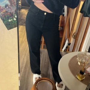 Jeans från zara - Hejj! Säljer dessa snygga jeans från zara, eftersom de aldrig kommer till användning. Storlek 38, högmidjade. Köparen står för frakt🌸🌸