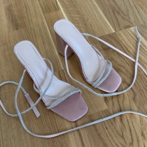 Klackar med diamant snörning - Klackar med snörning runt benen i små diamanter. Jätte fin rosé rosa färg. Använda 1 gång. 