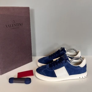 Valentino flycrew - Säljer ett par sjukt snygga valentino flycrew i storlek 39,5 (passar 40,5). Cond 8/10 mockan i perfekt skick men lite skav i hälen. Kommer med OG box, booklet och extra snören