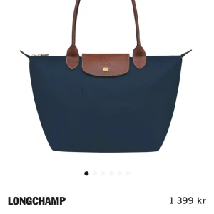 Longchamp väska ny - Säljer min nya longchamp väska då jag inte har användning till den. Skriv för frågor eller mer bilder. Fick den av min pappa så kan inte garantera något
