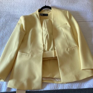 Gult kavajset - Klassiskt kavajset. Köpt från zara för 1100 SEK. Nyskick. Storlek XL (42,44)