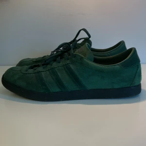 Adidas Tobacco Gruen skor  - Riktigt snygga Adidas skor i extremt bra kvalitet och endast använda fåtal gånger, skick 9/10. Perfekta för bajenmatchen och helt slutsålda överallt .