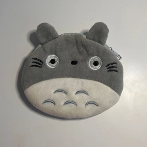 Totoro coin bag plånbok  - Jättebra men var lite liten för alla mina grejer🤍