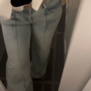 Utsvängda jeans  - Oanvända utsvängda jeans. 