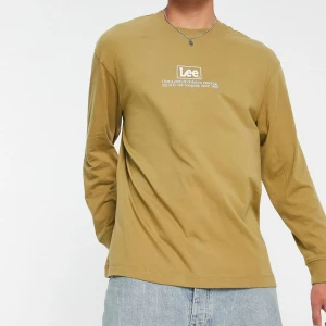 Lee T-shirt  - Säljer en helt ny!!! Lee - Ljusbrun, ledig topp med länga ärmar och logga mitt fram och baktill, ny pris 500kr!! Säljer för 170 kr Dà jag har inte kunnat lämnat tillbaka pägrund av att returtiden har passerat