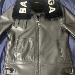 Balenciaga leather jacket - Hej! Säljer min balenciaga jacka eftersom den är stor pä mig. Jackan är väldigt fin. Den är i 10/10 skick. Har haft den pà mig en gang sen jag köpte den. Pris kan diskuteras.