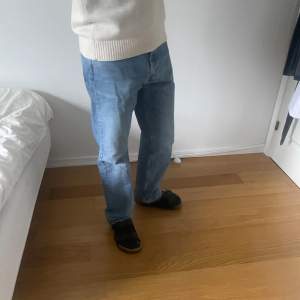 Riktigt feta relaxed straight jeans | skick: väldigt lite använda, lite slitage på ändan av byxorna (se bild 2), 9/10 | nypris 600kr