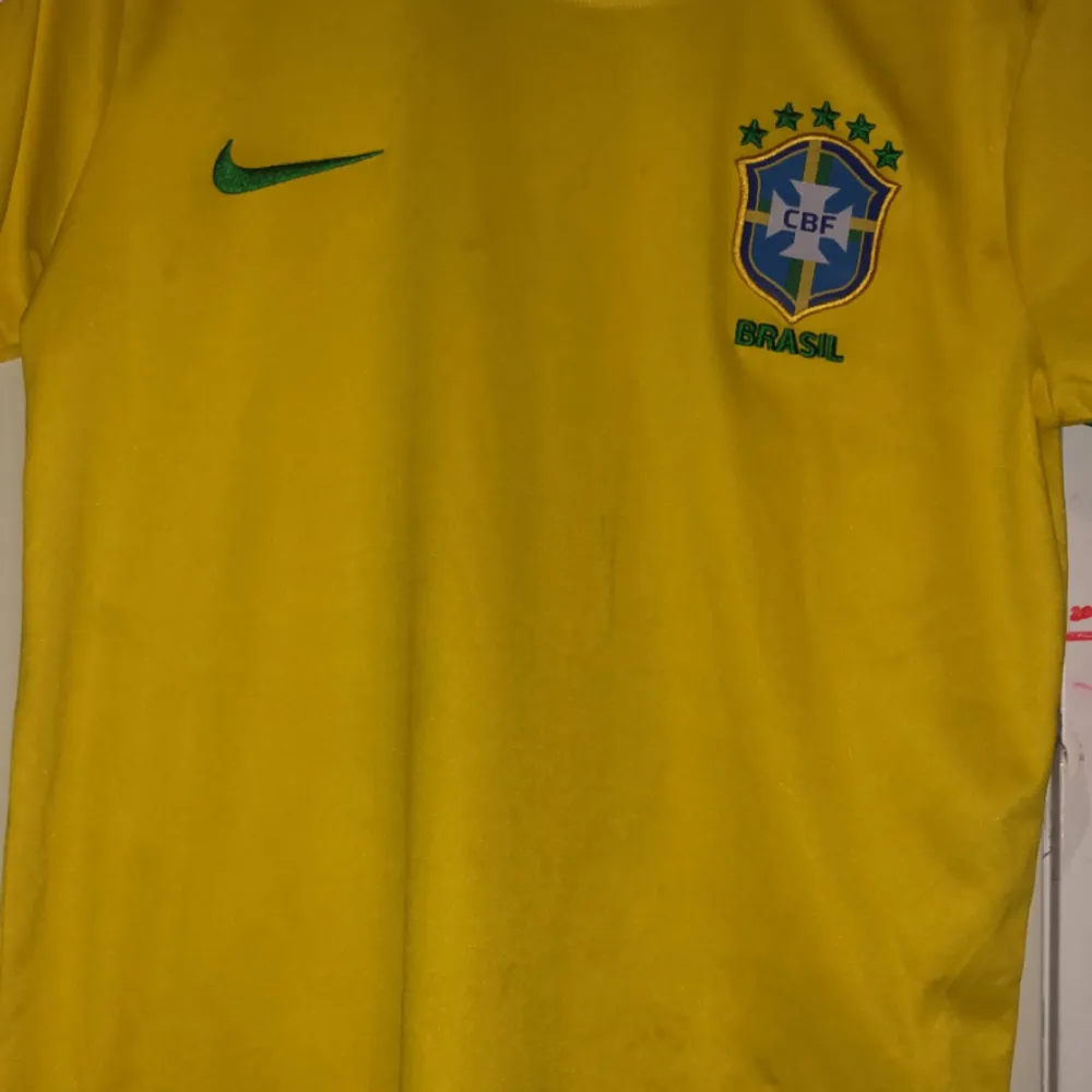 De är i nyt skick dock tröjan är från 2022 world cup och det står ronaldinho . T-shirts.