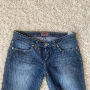 Lågmidjade Bigstar jeans - Snygga lågmidjade jeans i strl W29 L34 från Bigstar🩵 midjemått: 39cm, innerbenslängd: 82cm