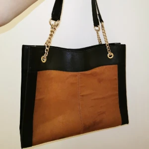 Helt ny väska, aldrig använt  - Helt ny väska som jag har aldrig använt. Har dock inte kvar etiketten. Bruna delen är lite mocka effekt.